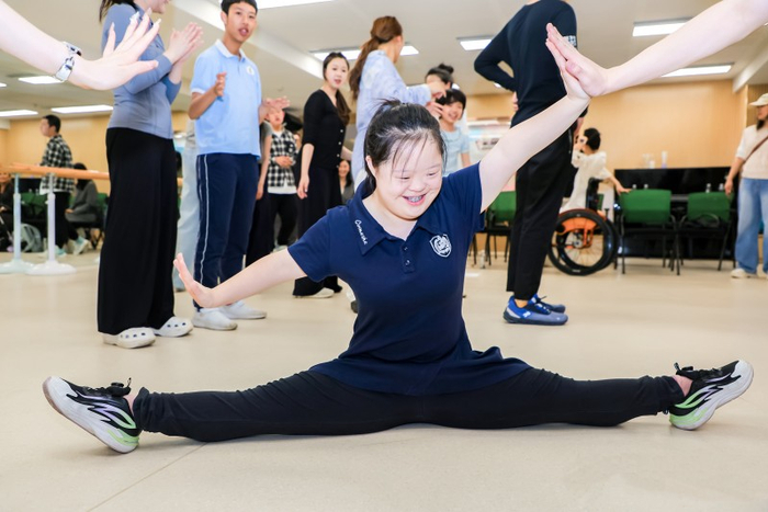 刘沐琪在舞蹈疗愈示范授课上玩得不亦乐乎