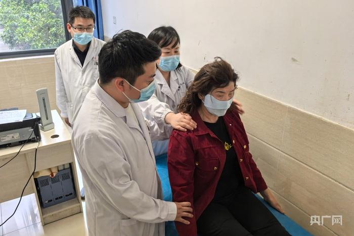 刘梅医生与当地医生共同为患者诊疗（央广网记者 徐鹏 摄）