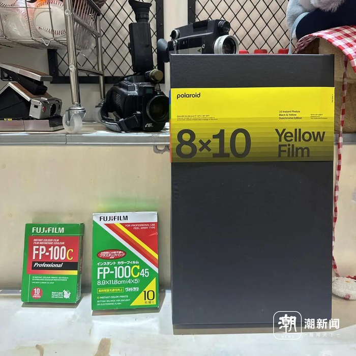 各类尺寸的撕拉片相纸。 记者 滕一韬 摄