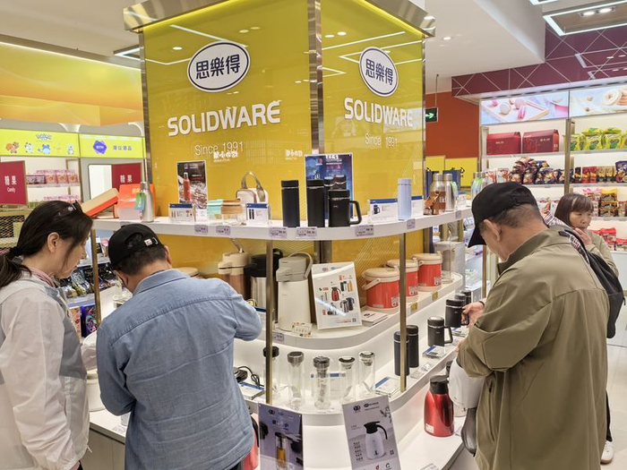 消费者在思乐得工厂店选购。新京报贝壳财经记者俞金旻摄