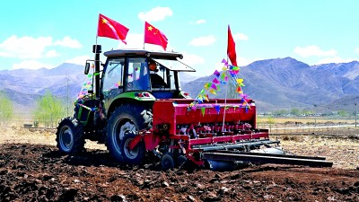 松盘村村民在充满生机的土地上播下希望的种子。资料图片
