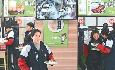 在安徽省亳州市第一中学学生食堂里，视频监控实时显示食堂后厨的关键场所。张洪金摄（人民视觉）