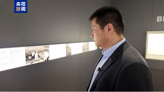 　　△总台记者参观卡尔斯霍斯特博物馆二战纪念展览