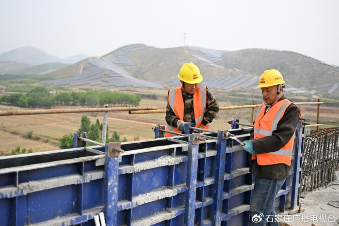↑ 5月8日，中铁十二局工人在雄忻高铁河北段站前3标段跨大沙河特大桥建设现场作业。