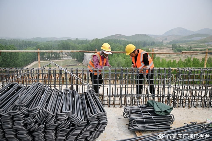 ↑ 5月8日，中铁十二局工人在雄忻高铁河北段站前3标段跨大沙河特大桥建设现场作业。