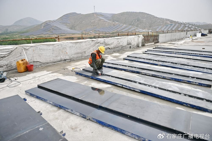 ↑ 5月8日，中铁十二局工人在雄忻高铁河北段站前3标段跨大沙河特大桥建设现场作业。