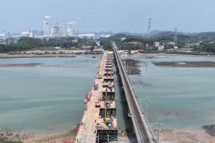 图为金鼓江特大桥施工现场