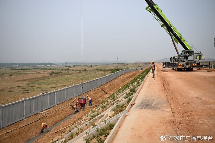 ↑ 5月8日，中铁十二局工人在雄忻高铁河北段站前3标段建设现场作业。