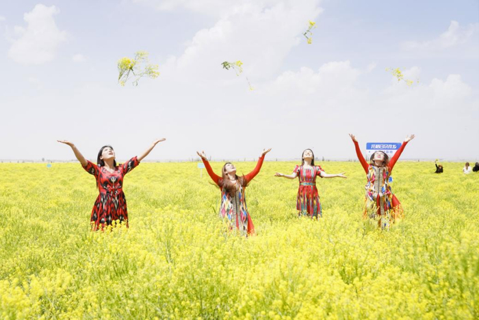 游客们在花田赏花嬉戏。甄立民　摄