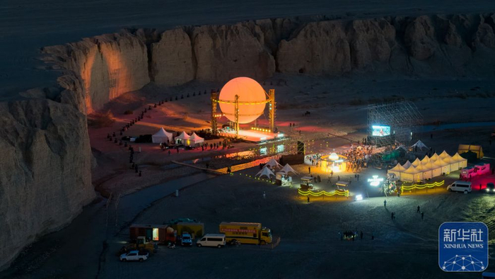 ↑ 这是5月8日拍摄的敦煌市党河大峡谷音乐派对现场（无人机照片）。
