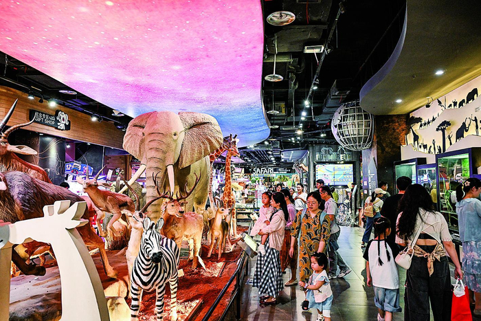     游客在重庆    来福士购物中心