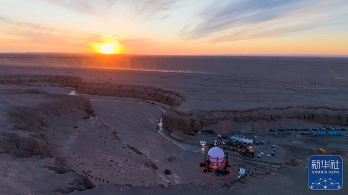 ↑ 这是5月8日拍摄的敦煌市党河大峡谷音乐派对现场（无人机照片）。