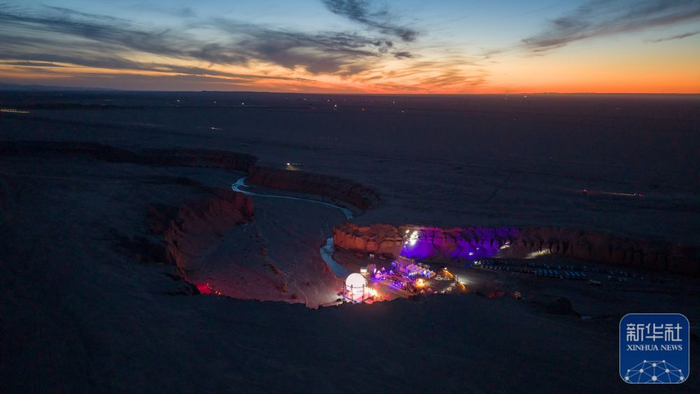 ↑ 这是5月8日拍摄的敦煌市党河大峡谷音乐派对现场（无人机照片）。