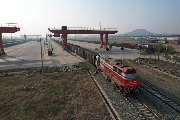 4月11日，在山东临沂济铁物流园，中欧班列满载货物发往俄罗斯。