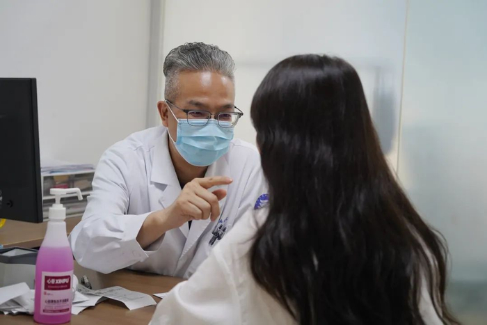 沈惠良门诊中