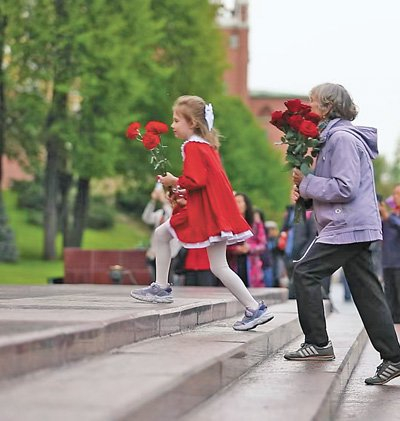 俄罗斯民众向莫斯科无名烈士墓献花。《中国经济周刊》记者肖翊摄