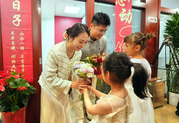 今天上午8点整，西城区婚姻登记处准时为全国通办政策实施后的第一对新人办理结婚证书。