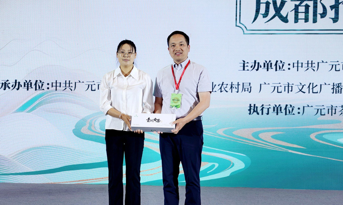 强锡香向驻川工作组代表、浙江省驻川工作组督查考核办主任俞廷尚送上青坪村的春茶。