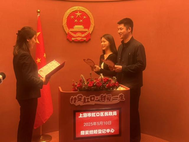 甜爱路分中心登记的新人。 王海燕摄