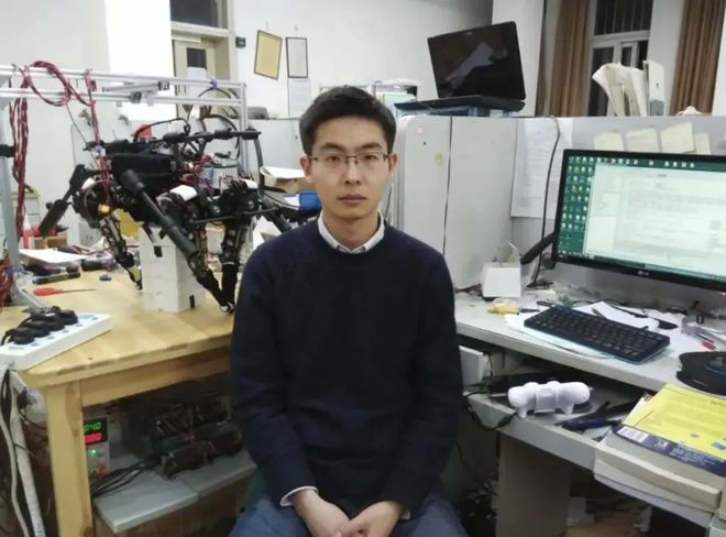 ▲上海大学读研期间的王兴兴在实验室，图源宇树科技