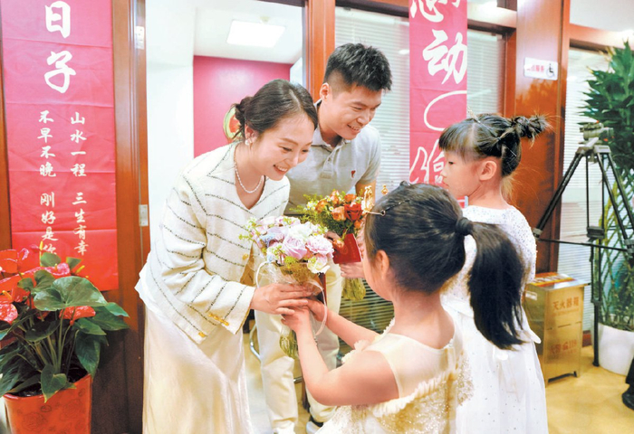 　　今天上午8时，西城区婚姻登记处为全国通办政策实施后的第一对新人办理结婚证书。 本报记者 安旭东 摄
