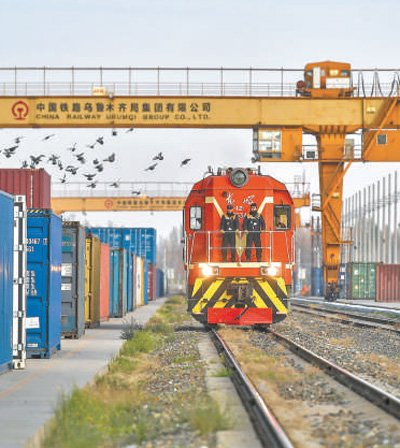 一列中欧班列缓缓驶入新疆霍尔果斯铁路口岸站。刘新摄（影像中国）
