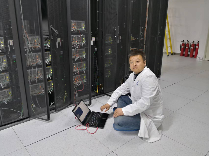 　　侯晓东在机房测试运维数据。