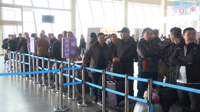 排队出关的旅客（央广网发  孟莉莉  摄）