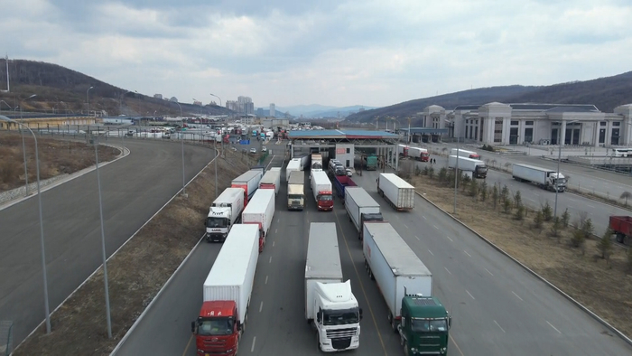 绥芬河公路口岸等待通行的货车（央广网发  绥芬河市委宣传部供图）