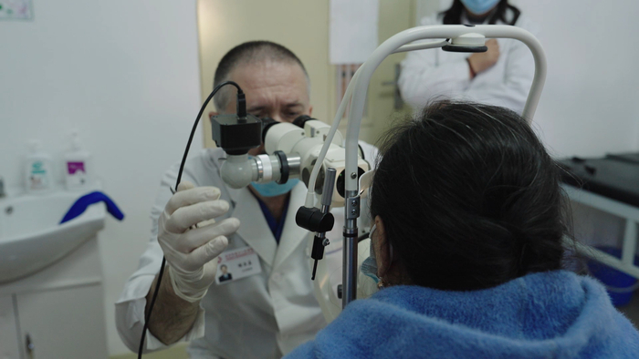 谢尔盖正在为中国患者检查（央广网发  孟莉莉  摄）