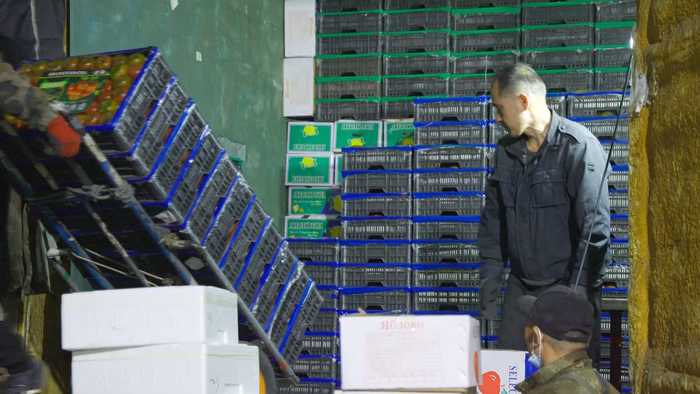 工人正在将发往俄罗斯的果蔬进行装车（央广网发  绥芬河市委宣传部供图）