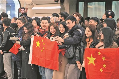 当地时间5月3日，在莫斯科观看纪念苏联伟大卫国战争胜利80周年庆典阅兵式第二次彩排的中国留学生与国旗合影留念。于子恒摄
