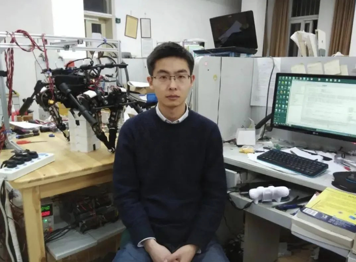 ▲ 上海大学读研期间的王兴兴在实验室，图源宇树科技