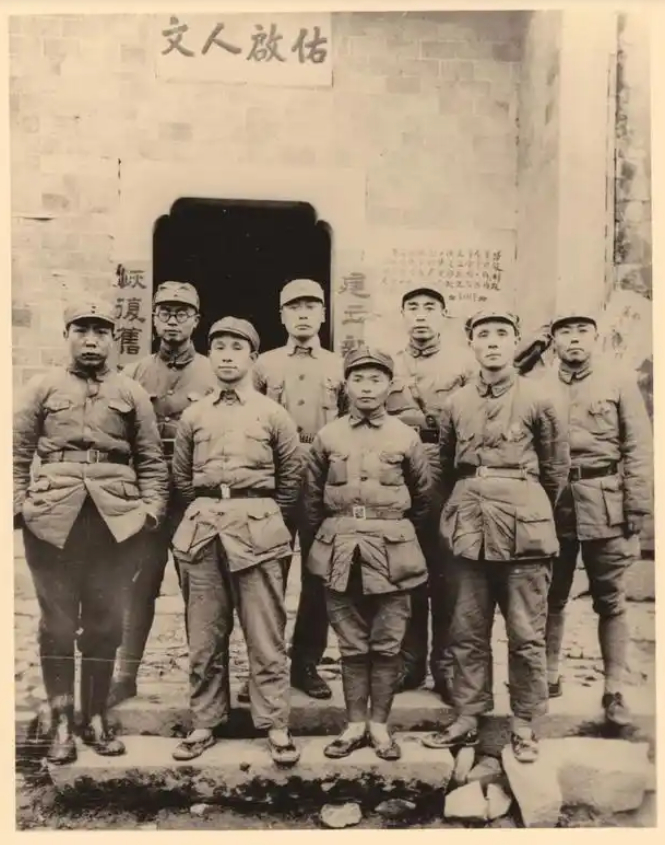 袁国平（后排左一）。