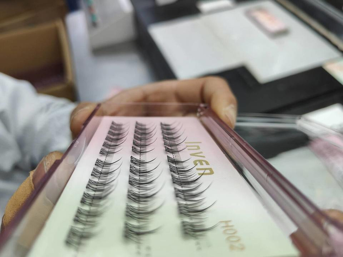 青岛美妆在线新经济产业园生产的假睫毛。（资料片）