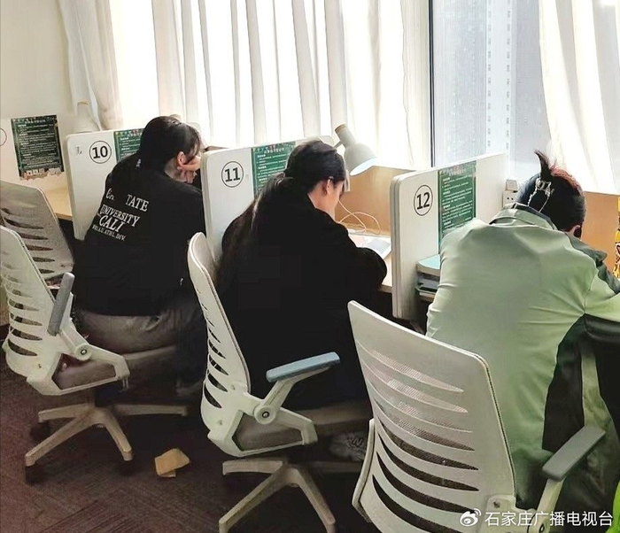 4月10日，石家庄市的众享自习室秀水大厦店里，人们在认真学习。林靖晗摄