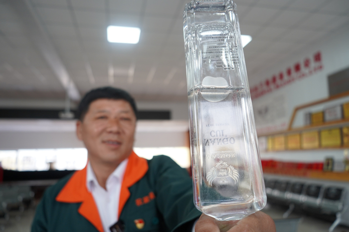 马风镇祝家村党总支书记姚吉利展示南果梨酒（央广网记者  李子平  摄）