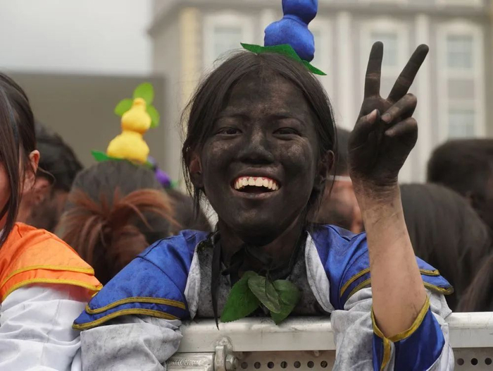 5月2日，一名游客在云南省墨江哈尼族自治县参加“抹黑脸”民俗活动。（墨江县融媒体中心供图）