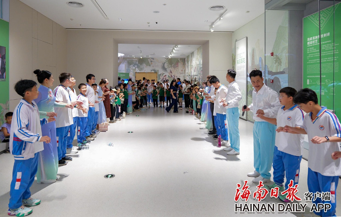 学生在现场体验非遗项目体验。海南日报全媒体记者 谢式伟 摄