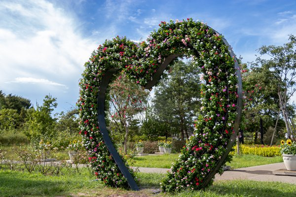 安徒生公园中的心形门。