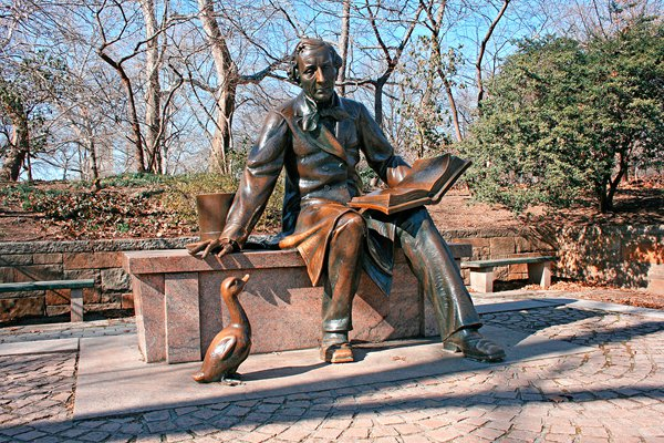 美国中央公园的安徒生铜像。