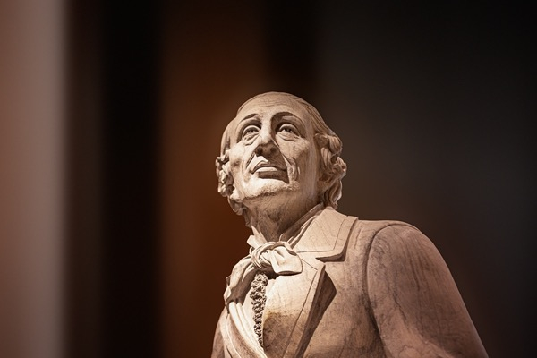 大报恩寺遗址公园内的安徒生雕像。