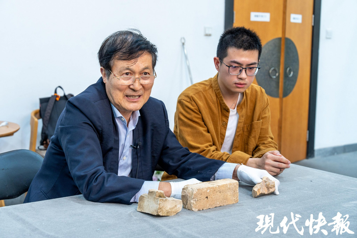 大报恩寺遗址博物馆名誉馆长王兴平（左）、捐赠者沈俊伯（右）