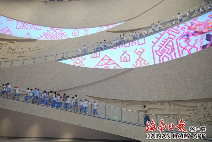 前往海南省非物质文化遗产展示中心参加沉浸式非遗体验研学的学生队伍。海南日报全媒体记者 谢式伟 摄
