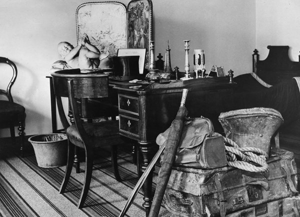 安徒生博物馆展出了安徒生的书桌，右侧是他的旅行箱和包。