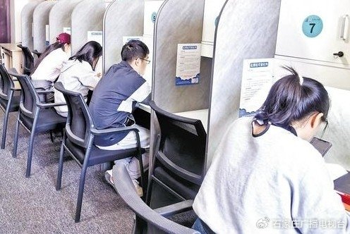 4月28日，石家庄市的众享自习室通泰大厦店里，人们在认真学习。尹馨鹿摄