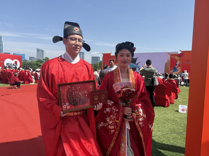 领取首对“全国通办”结婚证的于先生和白女士（屠建桥  摄）