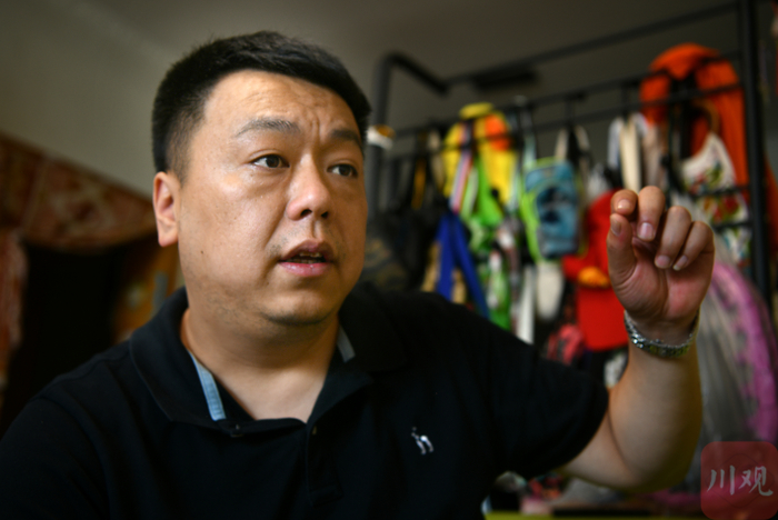 谈起与悬崖村人相处的日子，王文仍很激动