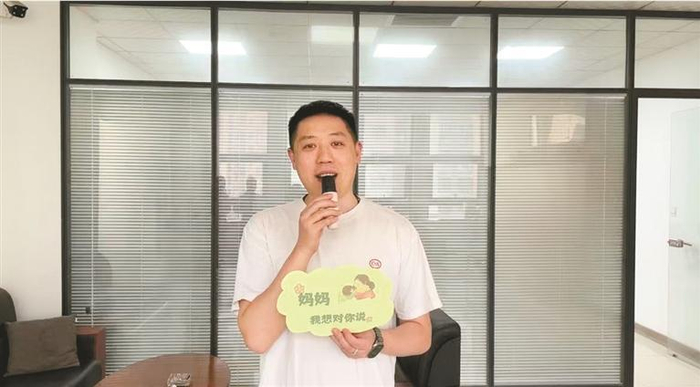 大朋友送出对母亲的祝福