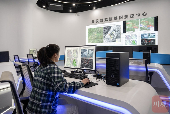 绵阳天仪空间科技有限公司内，工作人员正在通过卫星图像进行地质监测。 摄影/赵明